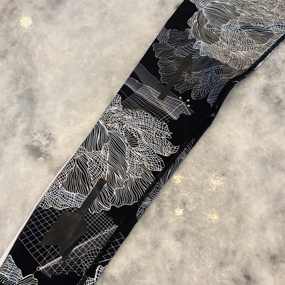 The Upside Performance Leggings - Picture 5 of 6